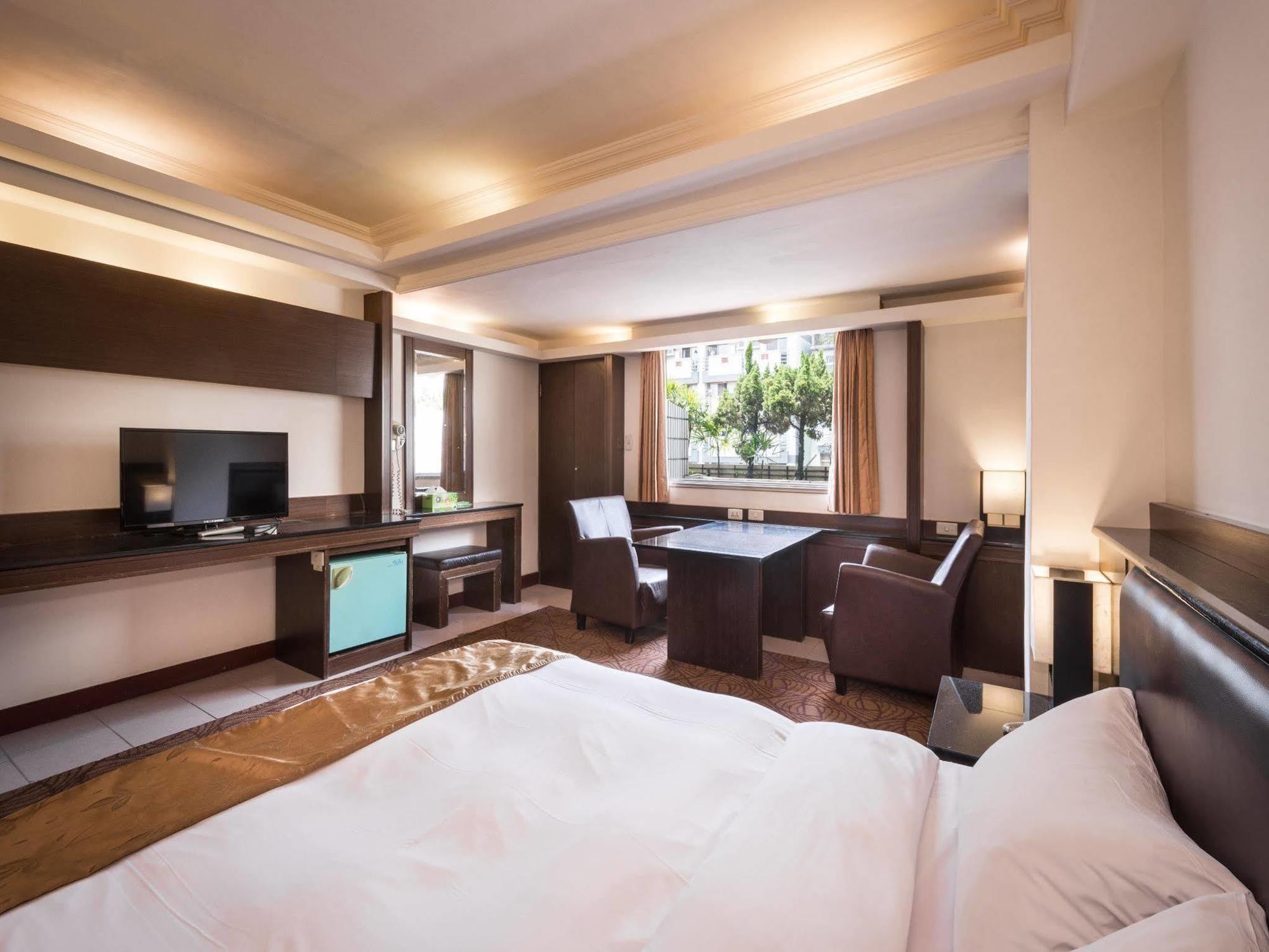 The Enterpriser Hotel Taichung Exterior photo