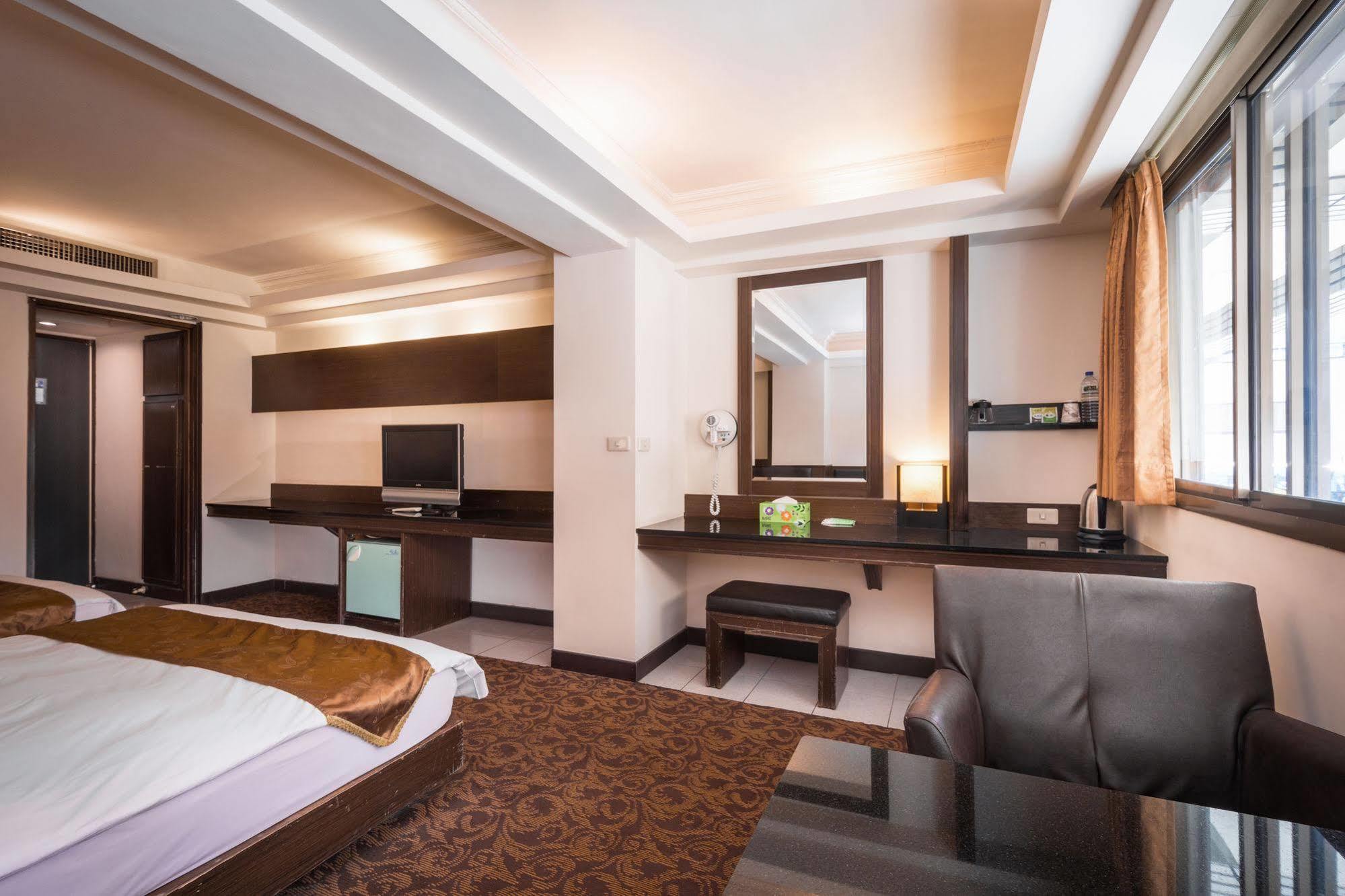 The Enterpriser Hotel Taichung Exterior photo